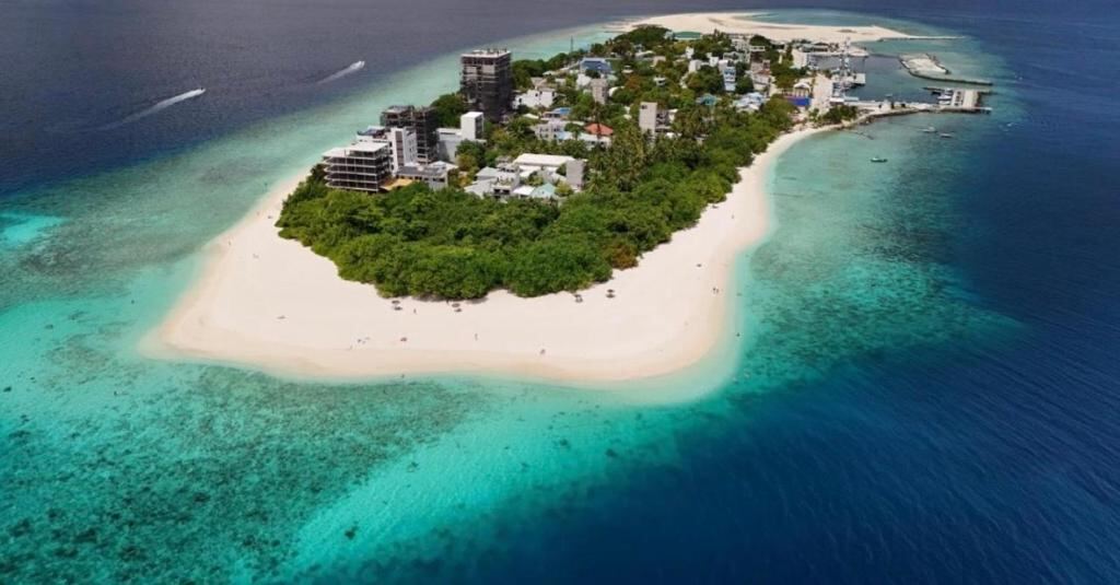 Ukulhas island surrounded by turquoise water